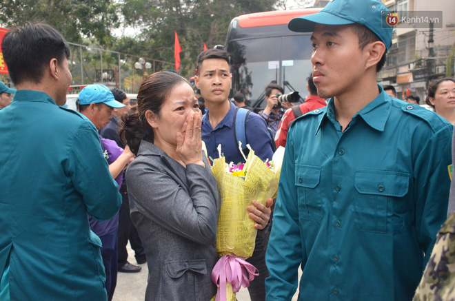 Những giọt nước mắt bịn rịn của người thân ngày tiễn tân binh lên đường nhập ngũ